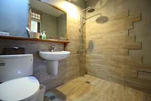 Chambre double, 1 très grand lit | Salle de bain | Douche, articles de toilette (gratuits), séchoir à cheveux, pantoufles