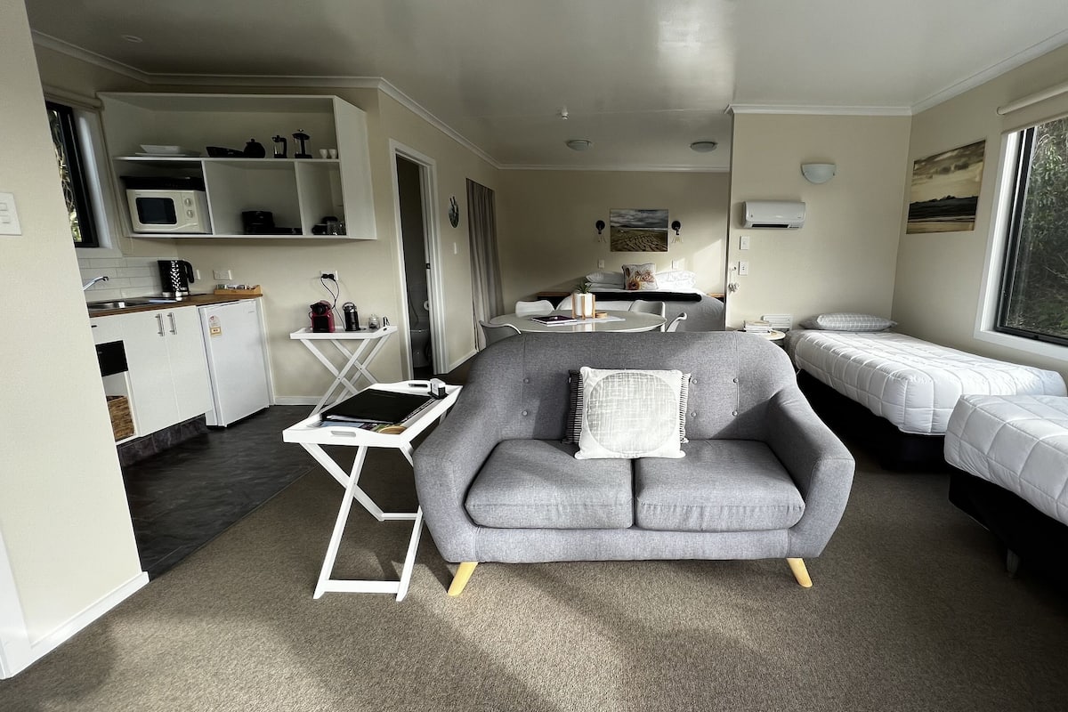 Cabin 3 (Korimako) | 1 bedroom, premium bedding, pillow-top beds, individually decorated