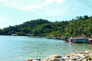ใกล้ชายหาด, ผ้าเช็ดตัวชายหาด, เรือยนต์