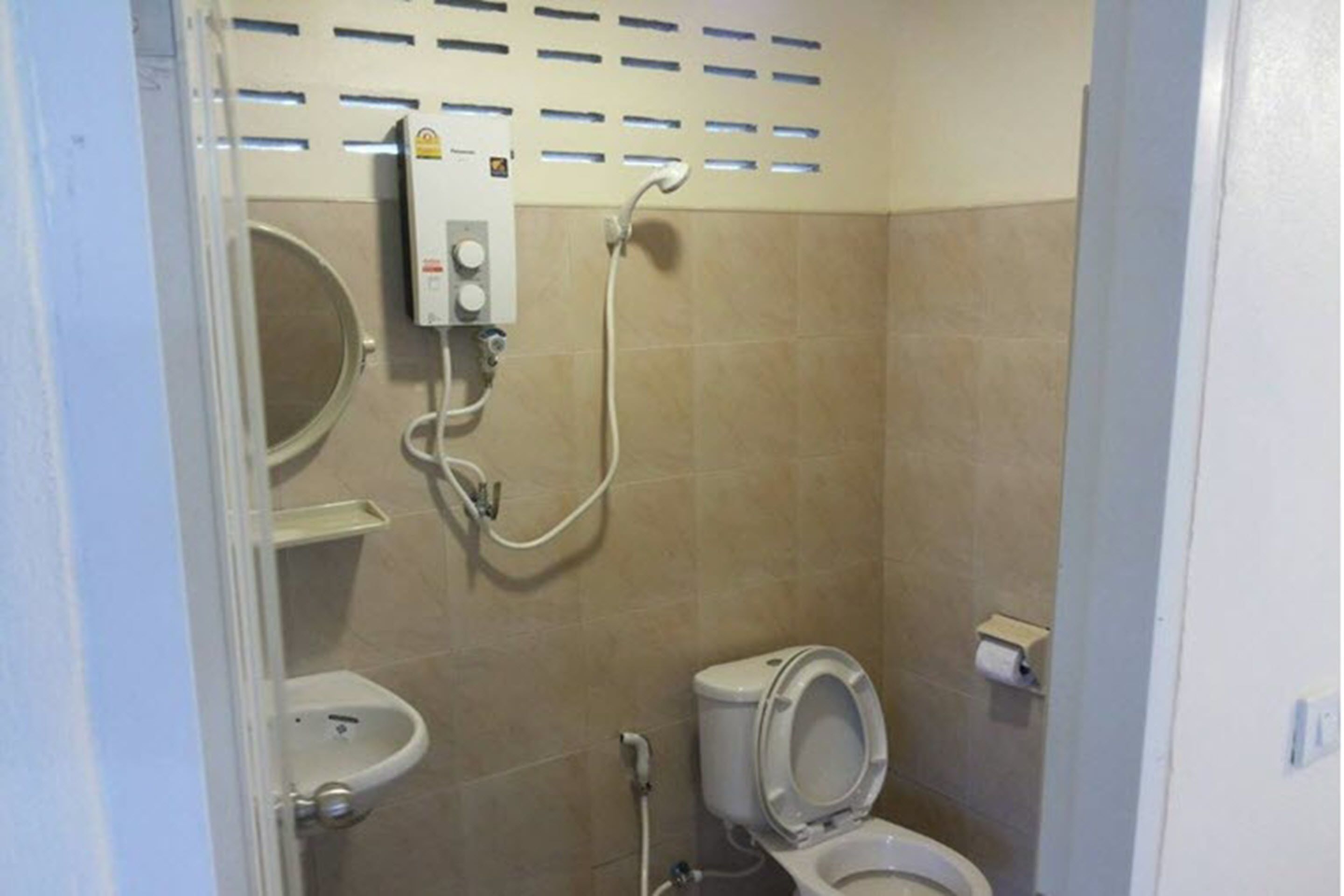 vip room seaview | bathroom | shower, free toiletries, towels