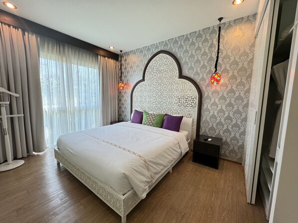 ميني بار ومكتب ومساحة عمل للكمبيوتر المحمول وستائر تعتيم