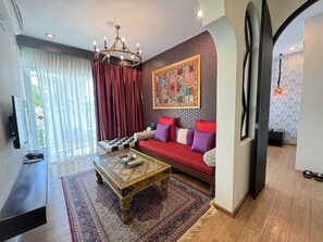 ميني بار ومكتب ومساحة عمل للكمبيوتر المحمول وستائر تعتيم