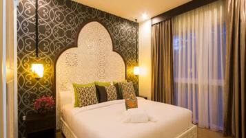 Premier Suite | Minibar, desk, laptop workspace, blackout drapes