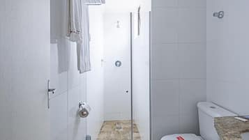 Chuveiro, produtos de toalete grátis, secador de cabelo