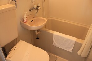 Ensemble douche/baignoire, articles de toilette gratuits