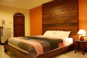 Premium Royal Lotus | Una scrivania, Wi-Fi gratuito