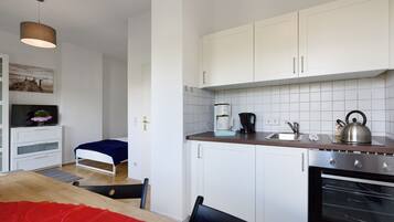 Studio, Balcony | Private kitchen | Fridge, microwave, oven, stovetop