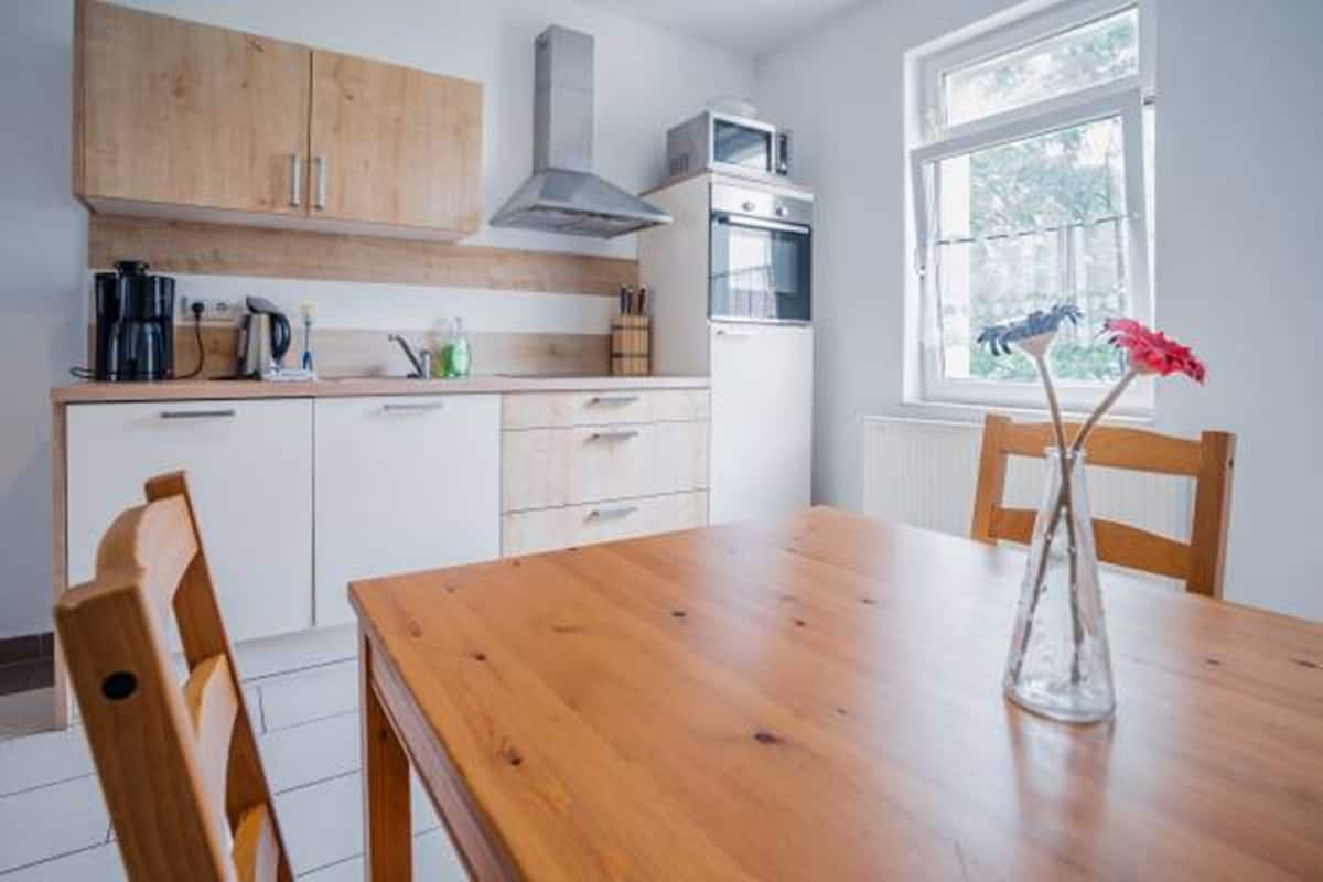 Apartment - Monteurwohnung 4 | Private kitchen | Fridge, microwave, oven, stovetop
