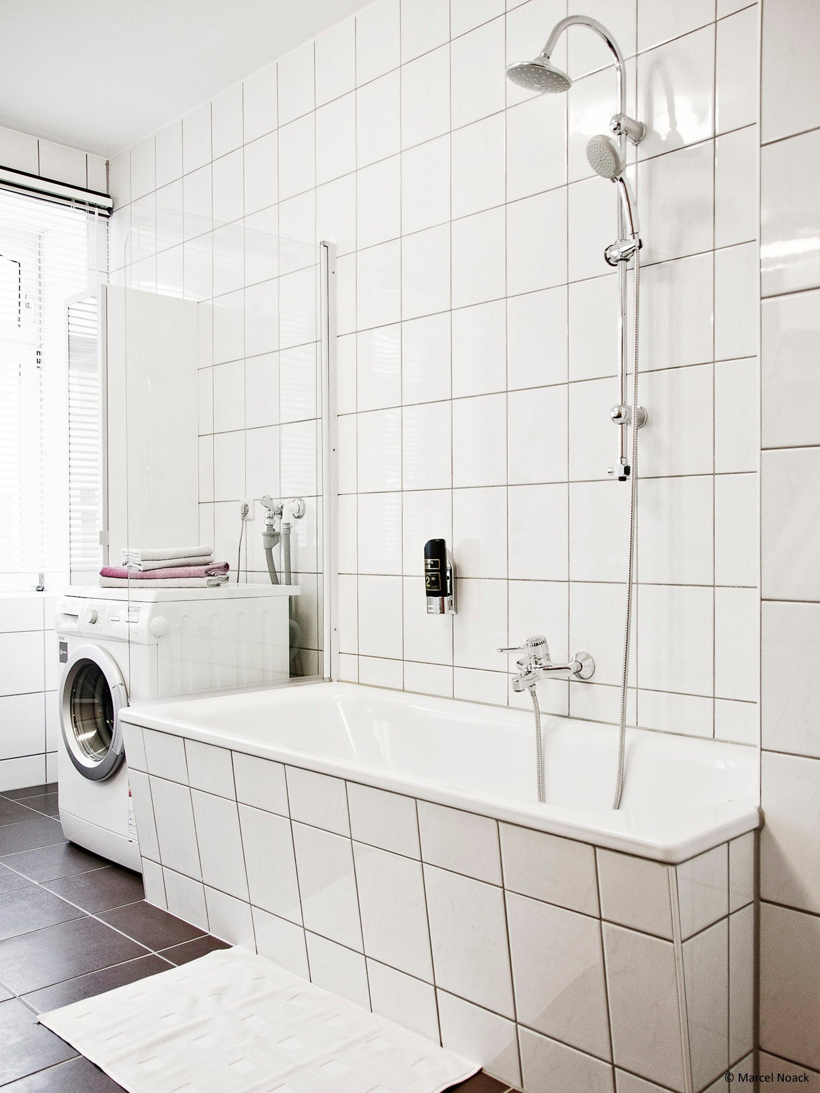 Apartment - Monteurwohnung 1 | Bathroom | Bathtub, free toiletries, hair dryer, towels