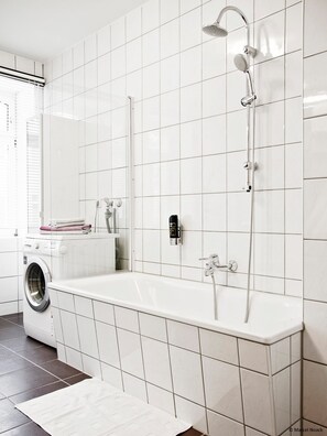 Apartment - Monteurwohnung 1 | Bathroom | Bathtub, free toiletries, hair dryer, towels