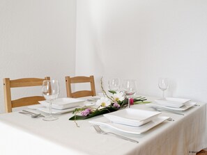 In-room dining - City Park Apartments Ludi (Leipzig)