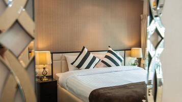 Economy Double Room, 1 King Bed | 1 bedroom, in-room safe, desk, laptop workspace