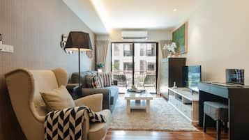 Comfort Suite, 1 Bedroom, Pool View | Living room