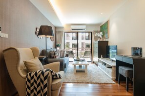 Comfort Suite, 1 Bedroom, Pool View | Living room