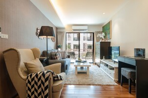 Comfort Suite, 1 Bedroom, Pool View | Living room