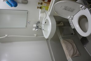 Traditional Room, Non Smoking (with Star Watch Guide Tour / Rainout) | Bathroom | Combined shower/tub, free toiletries, hair dryer, slippers