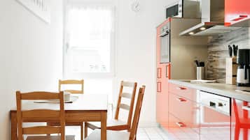 Suite | Cocina privada | Frigorífico, microondas, horno y placa de cocina