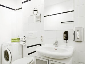 Deep-soaking bathtub