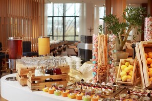 Bữa sáng buffet hàng ngày với phụ phí nhỏ 