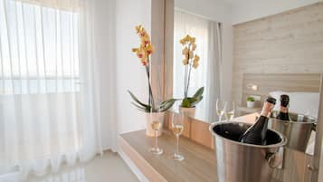 Deluxe Studio, Sea View | Premium bedding, in-room safe, desk, blackout drapes