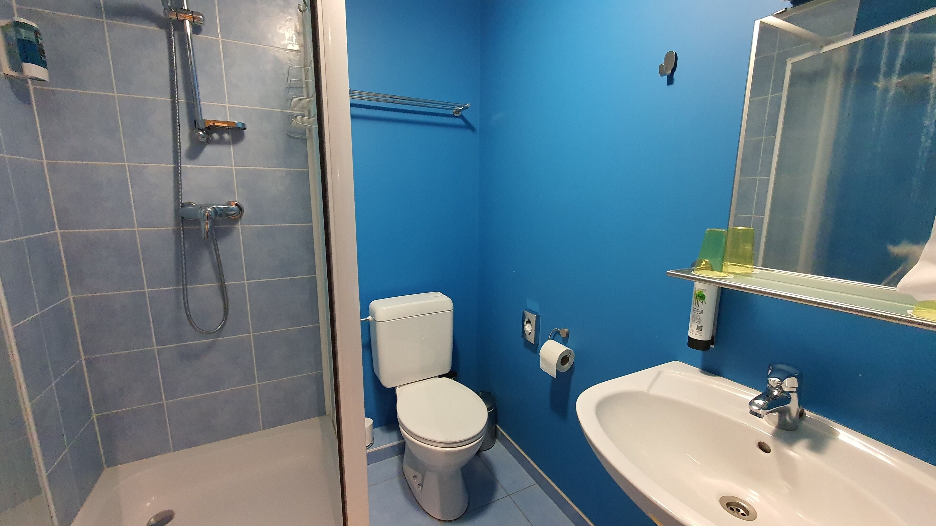 comfort double or twin room | bathroom | shower, free toiletries, hair dryer, slippers