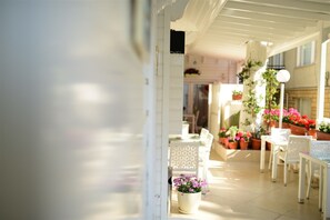 Outdoor dining - White Palace Otel (Adalar)