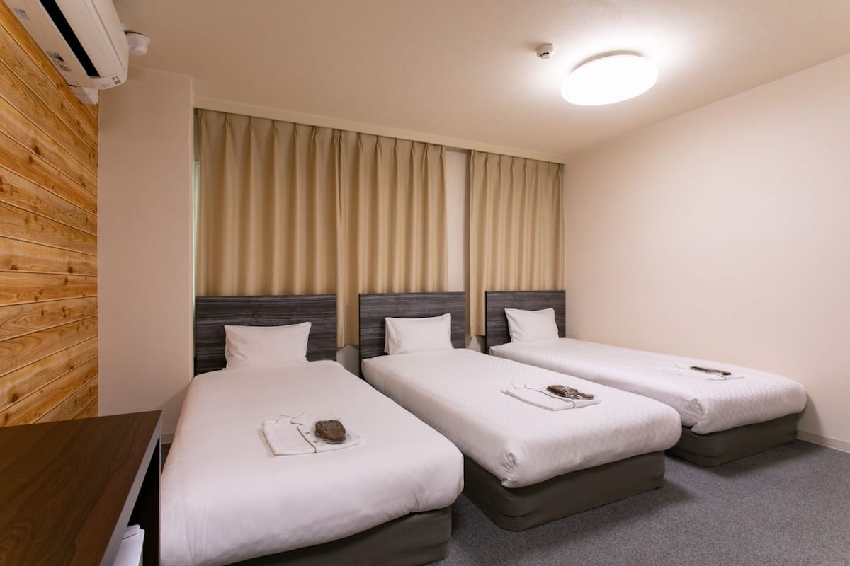 Espacio para trabajar con laptop y cortinas blackout 