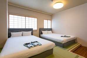 Firemannsrom – superior | Skrivebord for bærbar PC, blendingsgardiner og strykejern/-brett