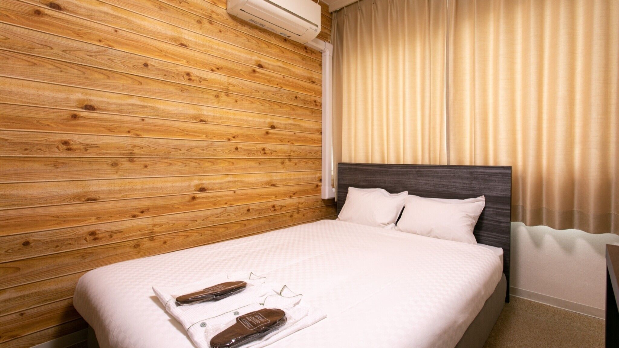 Laptop workspace, blackout curtains, iron/ironing board, free WiFi