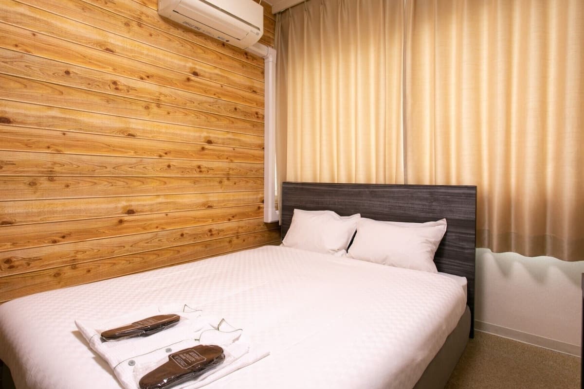 Espacio para trabajar con laptop y cortinas blackout 
