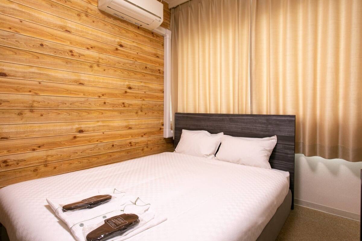 Laptop workspace, blackout drapes, iron/ironing board, free WiFi