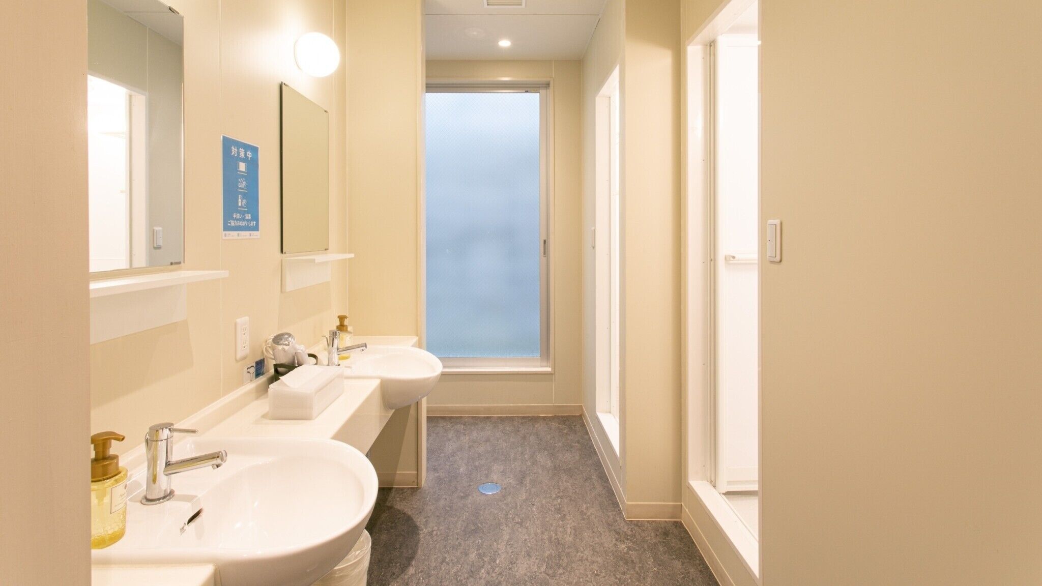 Bathroom | Combined shower/bathtub, deep-soaking bathtub, free toiletries