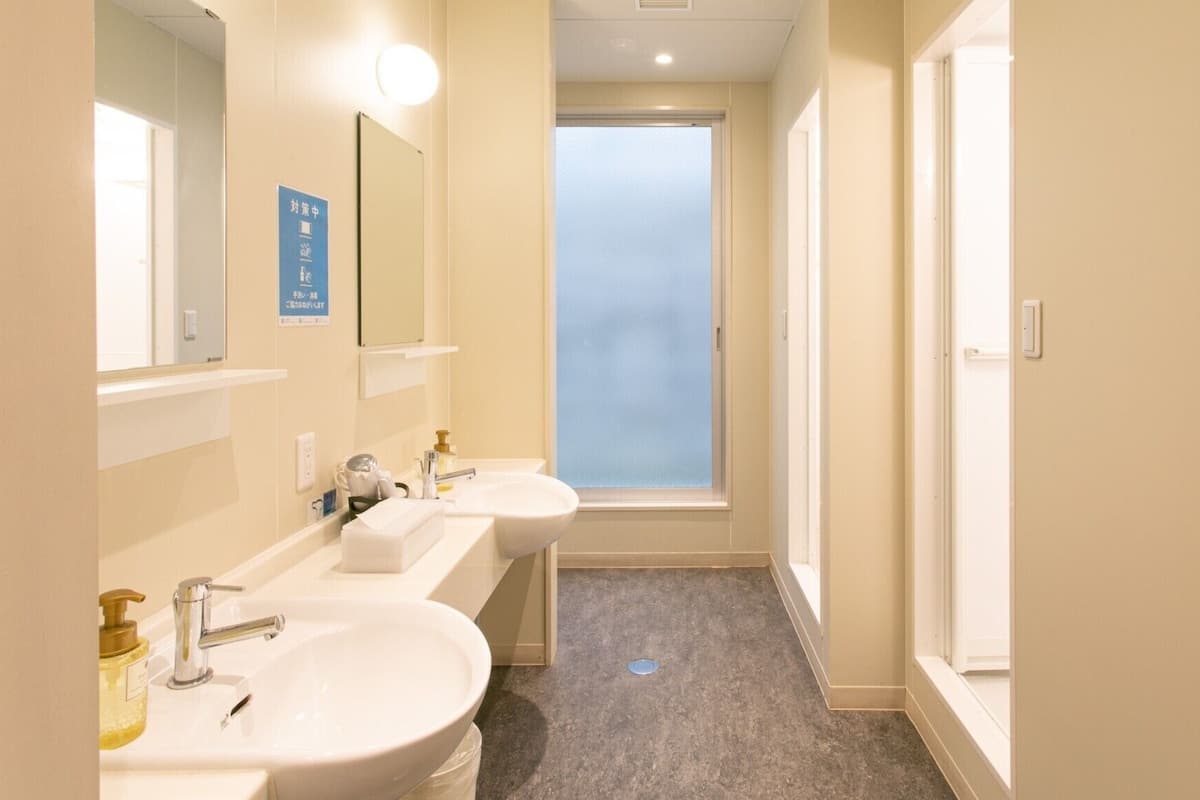 Bañera con ducha, bañera profunda, artículos de tocador gratuitos