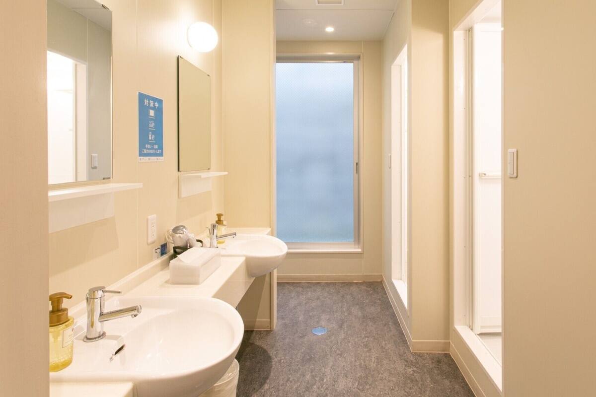 Bathroom | Combined shower/tub, deep soaking tub, free toiletries, hair dryer