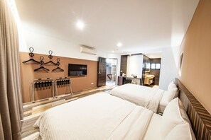 클래식 쿼드룸 | 고급 침구, 각각 다른 스타일의 인테리어, 각각 다르게 가구 비치, 책상