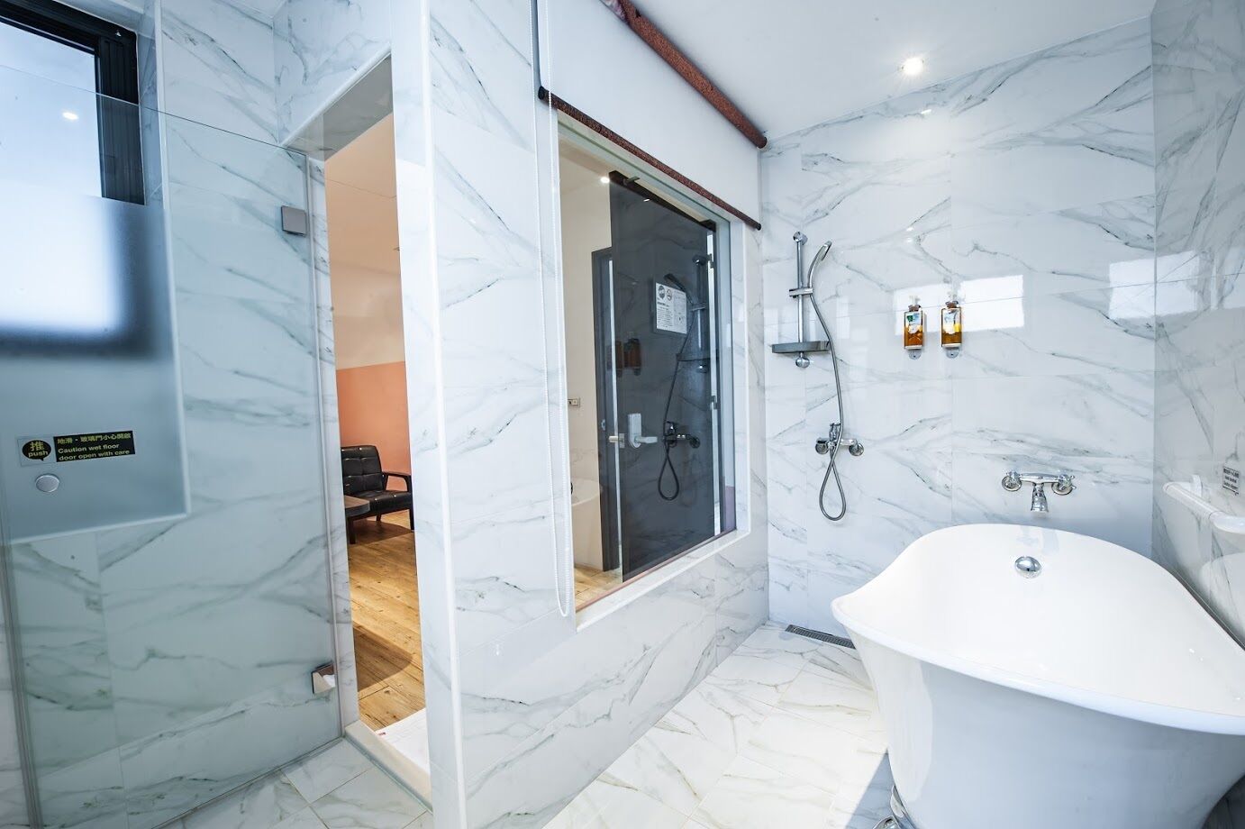 Deluxe Double Room | Bathroom | Free toiletries, hair dryer, slippers, towels