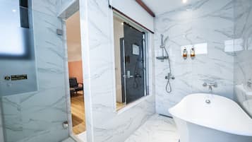 Deluxe Double Room | Bathroom | Free toiletries, hair dryer, slippers, towels