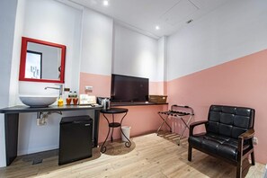 미니 냉장고, 전기 주전자, 청소용품, 키친타월