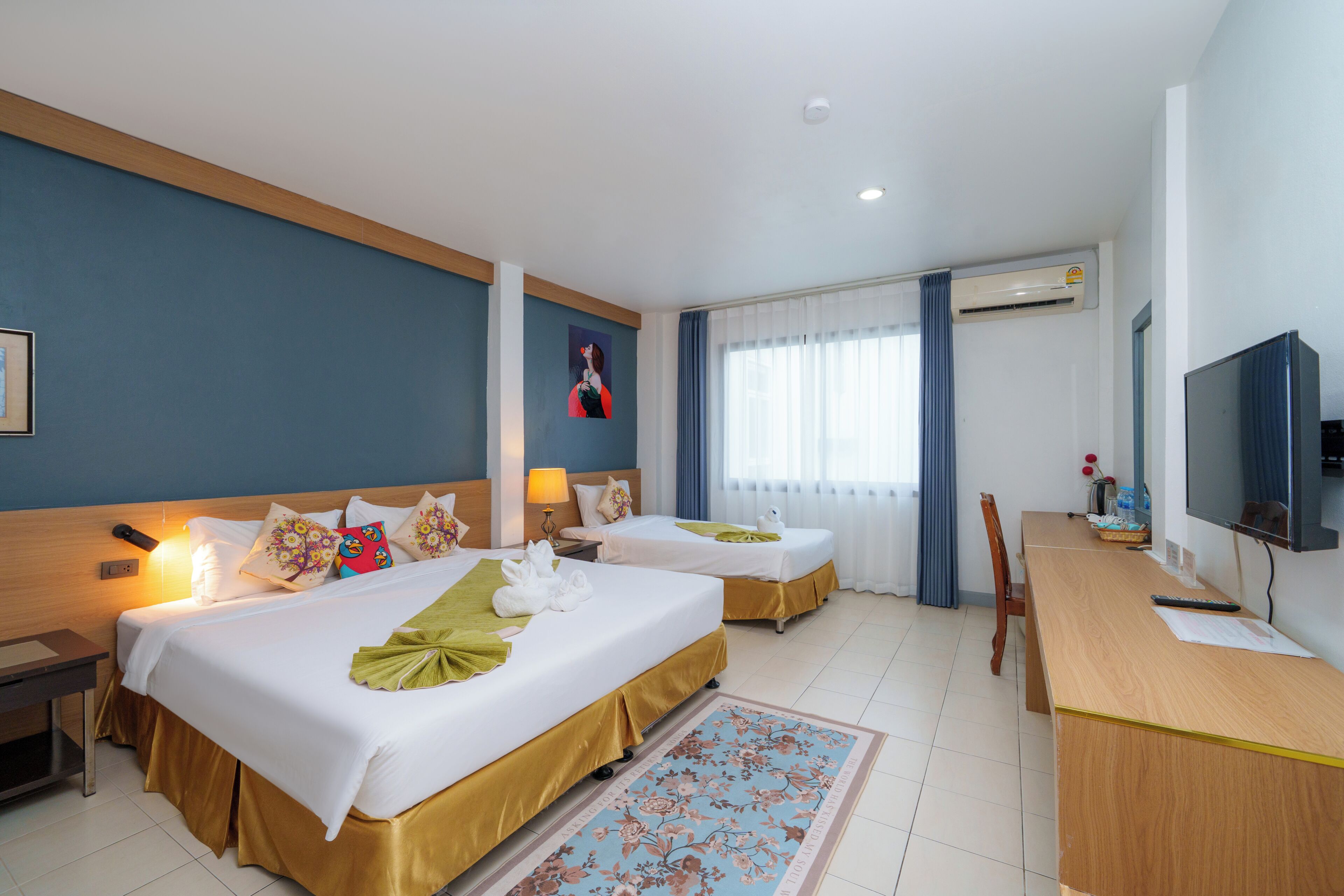Deluxe Family Room | Caja fuerte, escritorio, wifi gratis y ropa de cama