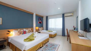 Deluxe Family Room | Caja fuerte, escritorio, wifi gratis y ropa de cama