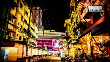 Fassade der Unterkunft – Abend/Nacht