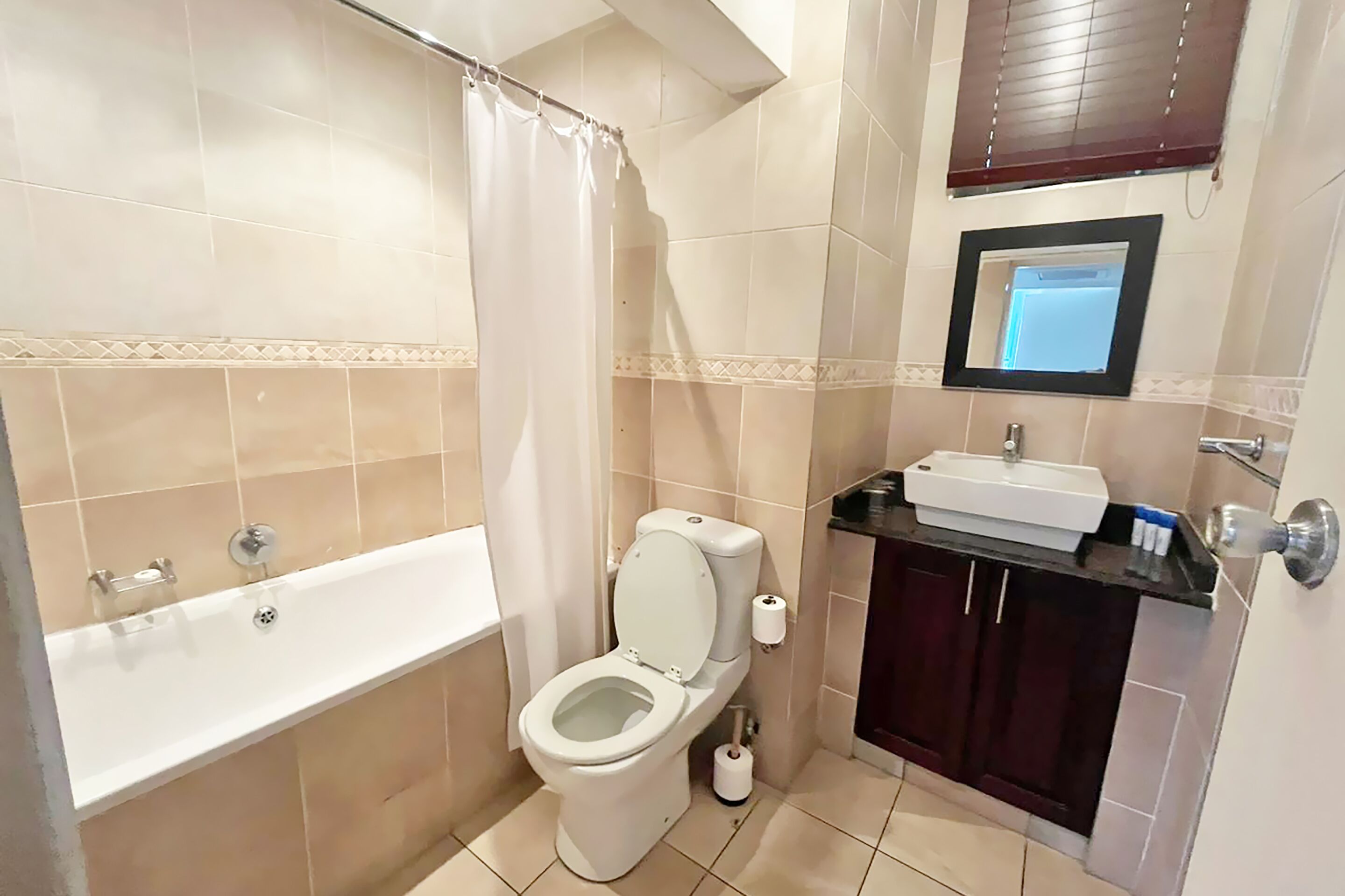 Une salle de bain avec une baignoire, des toilettes et un lavabo.