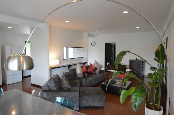 Premium Suite, 2 Bedrooms, Hill View | Living area