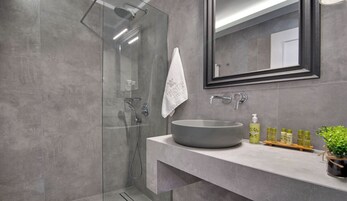 Junior Studio Suite | Bathroom | Shower, free toiletries, hair dryer, slippers