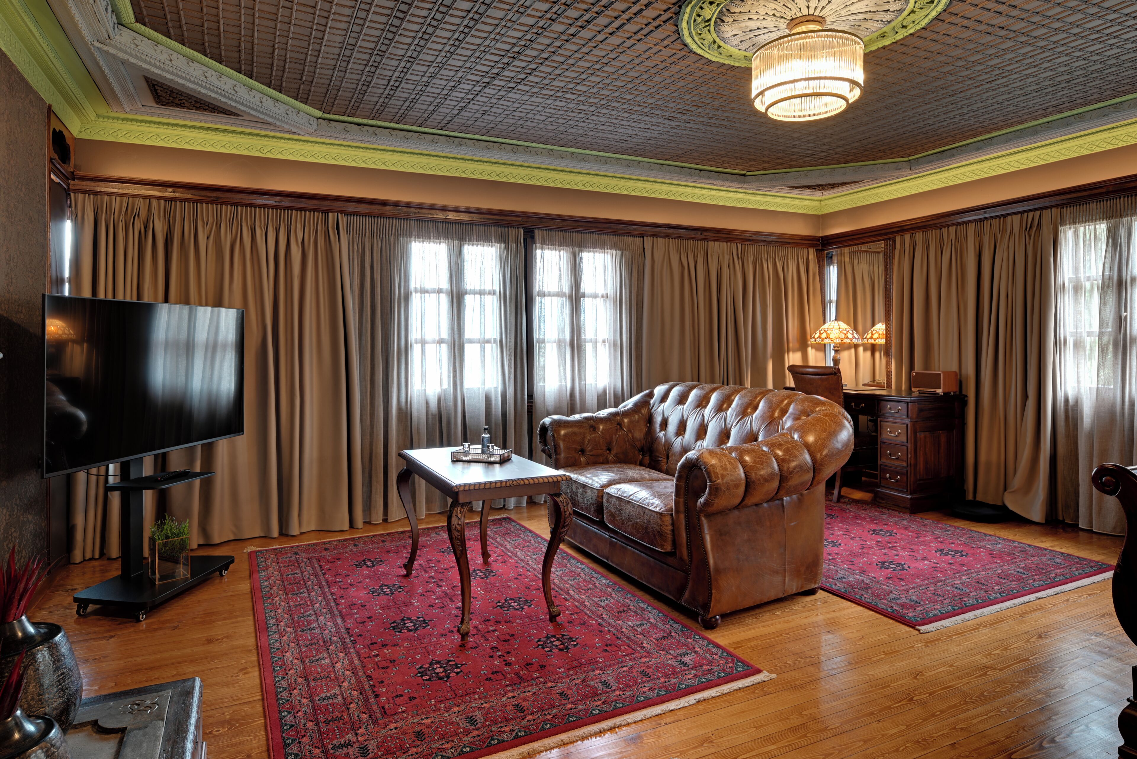 Panoramic Studio Suite, 1 Queen Bed | Living area