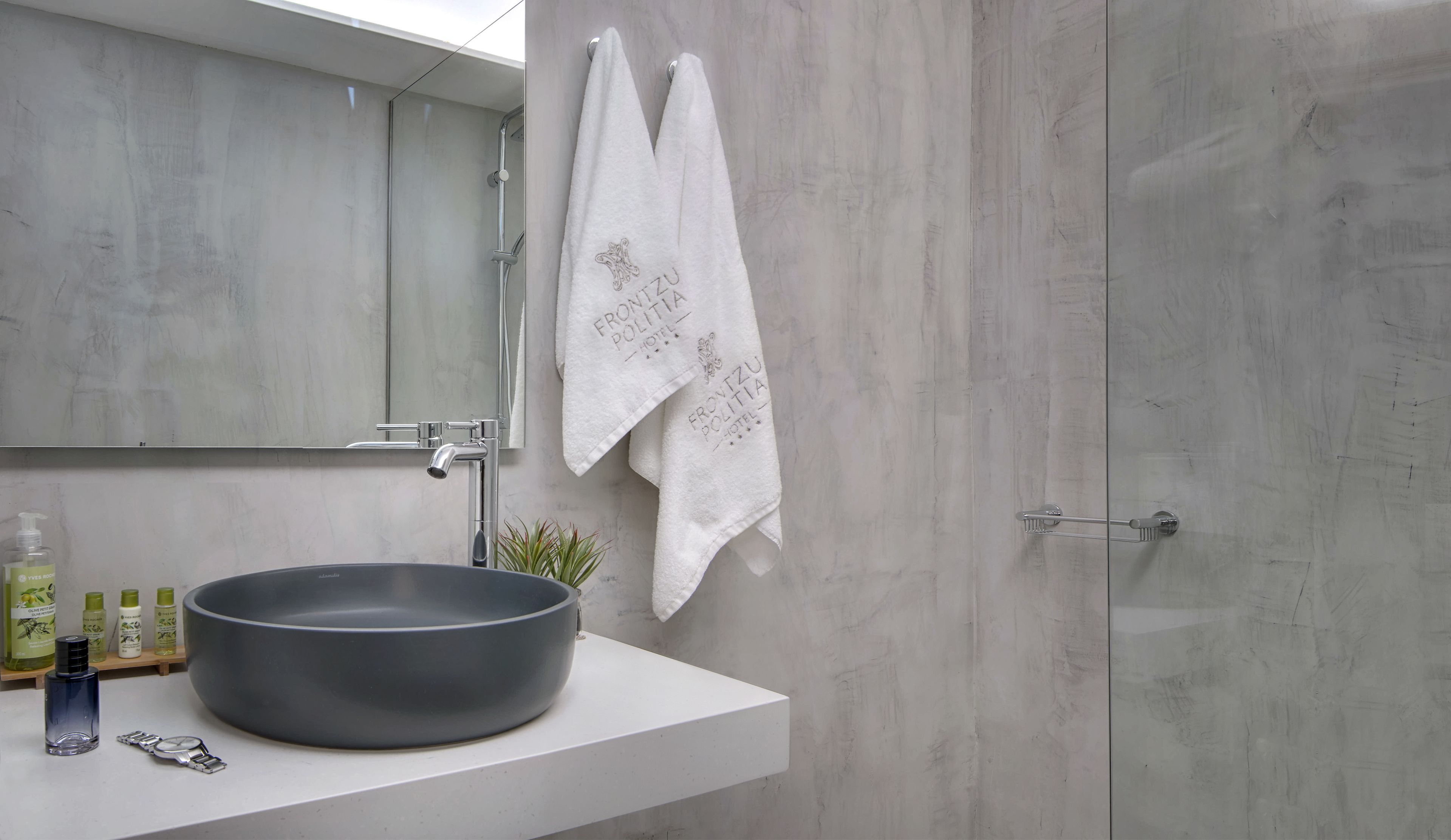 double room | bathroom sink