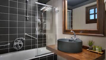 Chambre avec lits jumeaux, 2 lits une place, cheminée | Salle de bain