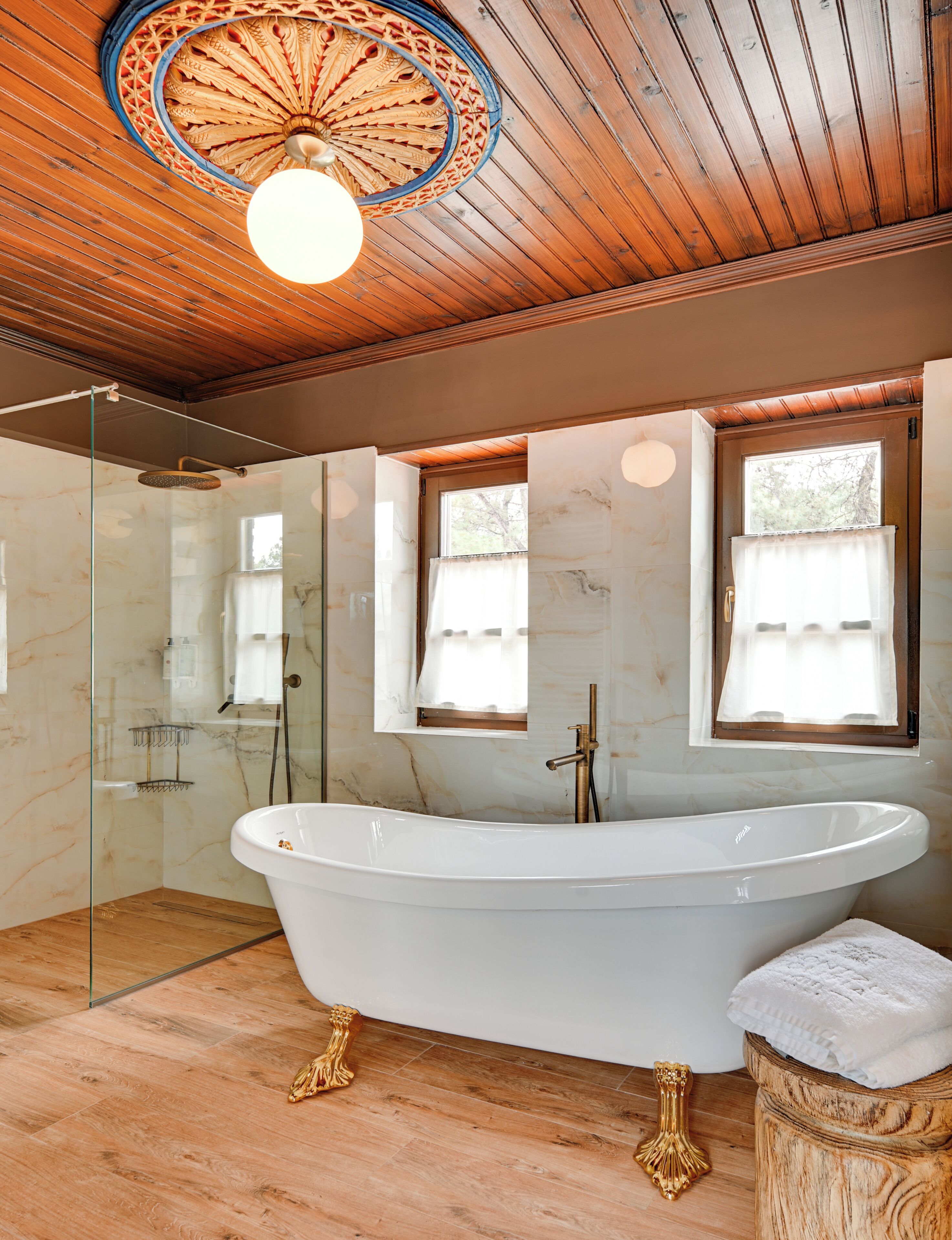 Panoramic Room, 1 Queen Bed | Bathroom | Free toiletries, hair dryer, slippers
