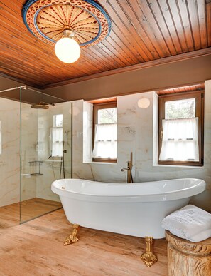 Panoramic Room, 1 Queen Bed | Bathroom - Frontzu Politia (Ioannina)