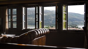A room with a view of a lake and mountains through open windows. - Frontzu Politia (Ioannina)